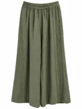 Pantalón ancho color verde militar con cintura elástica fruncida y detalles de costuras decorativas verticales en los laterales.