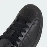 Championes Adidas Superstar II, color negro con las tres tiras laterales características de la marca.