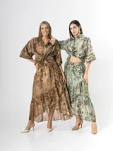 Falda midi de organdí color verde con estampado floreado, diseño cruzado con volados y corte asimétrico.