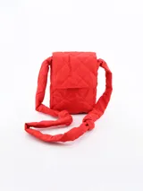 Morral pequeño de color negro con diseño acolchado y costuras en forma de rombos. Cuenta con una solapa frontal y una correa larga y gruesa con el mismo acabado acolchado.
