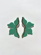 Par de aros dorados con forma de media flor, con detalle de strass negro y gancho de acero quirúrgico.