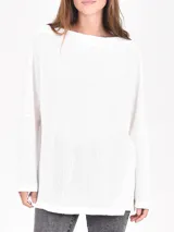 Buzo de tejido de punto tipo waffle en color negro, con cuello redondo, mangas largas y corte holgado.