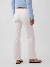 Jean relaxed straight de color blanco, de tiro medio y corte recto.