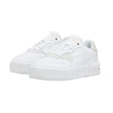 Championes urbanos Puma modelo Cali Court Match, color blanco con detalles en beige claro en el talón y la puntera. Presentan una suela de plataforma robusta y diseño minimalista con el logo de la marca en el lateral y la lengüeta.