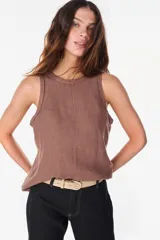 Blusa marrón de lino, sin mangas, con escote redondo y corte evasé. Presenta una costura vertical central en el frente y bajo asimétrico.