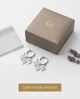 Aros tipo argolla pequeña de acero con tres dijes colgantes en forma de árbol de la vida.