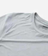 Remera deportiva de hombre en color rojo oscuro, con mangas cortas, cuello redondo y detalle de líneas negras en la manga. Confeccionada en poliéster con tecnología dry fit.