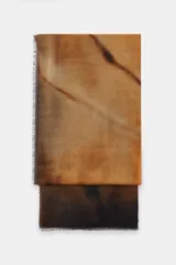 Pañuelo rectangular estampado con diseño degradado en tonos tostado y marrón oscuro, confeccionado en mezcla de modal y seda, con bordes deshilachados.