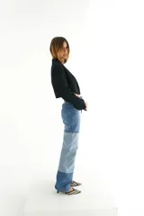 Pantalón de jean de corte recto, con diseño patchwork en diferentes tonos de azul.