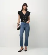Pantalón de jean corte recto cropped con cintura alta, cierre frontal con cremallera y botón, y bolsillos funcionales. Confeccionado en algodón certificado.