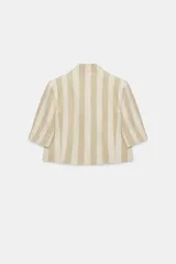Blazer cropped de manga corta de Zara Woman Collection, confeccionado en hilatura con algodón, con diseño a rayas verticales en tonos beige y blanco. Cuenta con cuello subido, bolsillos de vivo en el delantero, forro interior y cierre frontal con botón.