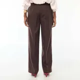Pantalón de vestir marrón, de corte ancho y fluido, con tiro alto y bolsillos laterales.