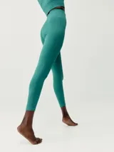 Legging deportivo largo 7/8 color verde azulado, tejido Fit_Tech con textura acanalada y micro calados decorativos en la parte inferior de la pierna. Presenta tiro alto y ajuste en glúteos.
