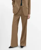 Pantalon de vestir color tostado, de corte recto y tiro medio, con bolsillos laterales y cierre frontal.