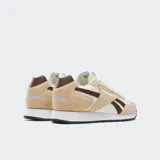 Championes Reebok Glide color beige y blanco con detalles en marrón. Capellada de cuero sintético y gamuza, entresuela de EVA y suela de caucho.