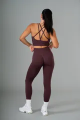 Legging deportivo de tiro alto con pretina ancha y diseño sin costuras, confeccionado en tejido elástico de color marrón.