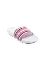 Ojotas de diseño deslizante Umbro modelo Ports, con base blanca y tira ancha en color rosado con rayas rojas y blancas, y el logotipo de la marca estampado.