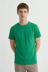 Remera de cuello redondo y manga corta, confeccionada en algodón de alta calidad con un diseño liso y corte clásico.