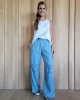 Pantalón de algodón color arena, de corte recto y holgado, con cintura elástica y detalle de costuras horizontales decorativas en la parte inferior de las piernas.