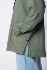 Buzo tipo canguro con capucha, confeccionado en una combinación de algodón rústico y microfibra. Presenta un diseño bicolor en tonos rosado y verde militar, con bolsillo frontal tipo canguro en contraste, cordones ajustables y estampa personalizada en el frente.