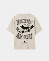 Remera de corte oversize color beige stone wash, con estampa gráfica en la espalda que incluye un auto estilo caricatura y tipografía gótica con la frase 'Baja expectativa, alta fidelidad'.