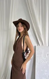 Vestido midi color marrón chocolate, con escote halter pronunciado y abertura lateral en la falda.