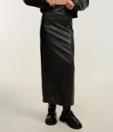 Pollera midi en poliuretano color negro, de corte recto y ajustado, con recortes frontales y abertura trasera.