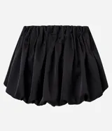 Blusa strapless de sat&eacute;n color negro, con dise&ntilde;o drapeado en el busto y corte abullonado en el ruedo.