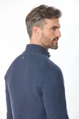 Cardigan de punto grueso color azul marino, con cuello alto, cierre frontal de botones y ribetes en contraste color marrón.