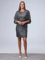 Vestido corto de lentejuelas plateadas, con cintura elastizada, escote en la espalda y forro interno a tono.