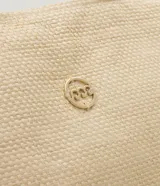 Cartera amplia confeccionada en fibra de papel, de color beige, con asas de hombro, cierre superior y detalle metálico dorado claro en el frente.
