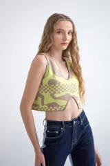 Top tejido con diseño marmolado en tonos verde y beige. Cuenta con escote en V, tajo en el frente y calce holgado.