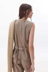 Chaleco marrón con botones, corte midi y escote en V.