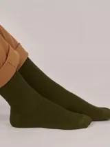 Medias de caña media en color azulino, confeccionadas en tejido acanalado con textura suave.