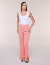 Pantalón jogger flare de tejido de punto con textura en relieve y tiro alto con pretina elastizada. Cuenta con corte de pierna ancha y tajos laterales en los tobillos.