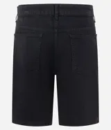 Bermuda slim de sarga color negro para hombre, de corte ajustado, con cierre de botón y cremallera, y bolsillos funcionales.