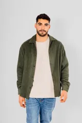 Sobrecamisa de tejido tipo paño en color verde militar, con cuello camisero, cierre frontal de botones y mangas largas.