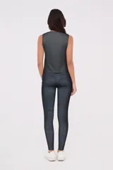 Calza deportiva larga color verde azulado con pretina alta y bolsillos laterales.