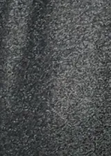 Vestido midi negro sin mangas, con escote en V y ribete blanco en el cuello y las sisas.