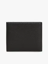 Billetera plegable Tommy Hilfiger de piel granulada negra, con detalle frontal de costuras decorativas tricolores y logotipo metálico de la marca en relieve.