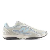 Championes urbanos New Balance modelo 204L, con diseño inspirado en el running de los años 2000. Presenta una combinación de colores en tonos crema, blanco y celeste, con capellada de ante y malla, logotipo N de doble capa y suela de EVA.