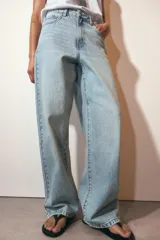 Jeans de tiro medio con corte relaxed fit y balloon leg, color azul denim. Cuenta con cintura con trabillas, cinco bolsillos y cierre frontal con cremallera y botón. Modelo ZARA WOMAN COLLECTION.