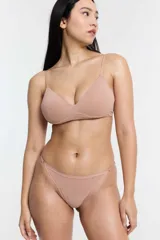 Colaless blanca de microfibra con ajustes laterales.