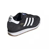 Championes adidas modelo SL 72 RS, de diseño retro con base negra, detalles en blanco en las icónicas tres tiras y el talón, y suela de goma dentada.