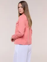 Camperita de lino liviana, marca Dash, con estampado botánico de hojas en tonos azules, verdes y tostados sobre base blanca. Presenta cierre frontal con botones, cuello clásico y bolsillos aplicados en el pecho.