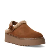 Zueco de mujer color marrón camel, confeccionado en gamuza con forro interior de piel sintética. Presenta una suela de plataforma dentada en tono marrón y una tira trasera ajustable con cierre de velcro.