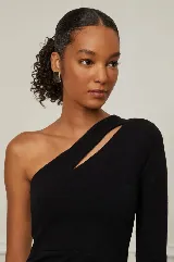 Vestido largo negro de un solo hombro, con manga larga y abertura lateral en la falda.