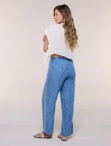 Pantalón wide leg de lyocell color azul con estampado paisley, cintura elástica y bolsillos laterales. Cuenta con una tira lateral decorativa con diseño ornamental.