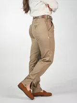 Pantalón de vestir azul marino, de corte recto, con bolsillos laterales y traseros. Se ajusta a la cintura con cinturón de cuero marrón.