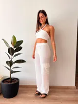 Pantalón de tejido calado color blanco, de corte recto con bolsillos cargo laterales.